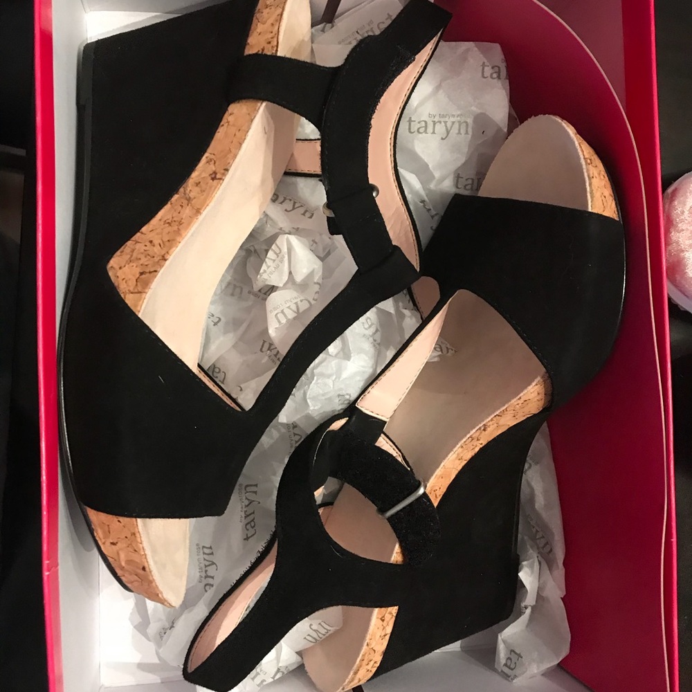 Taryn wedge heel - size 8 in black 🐼